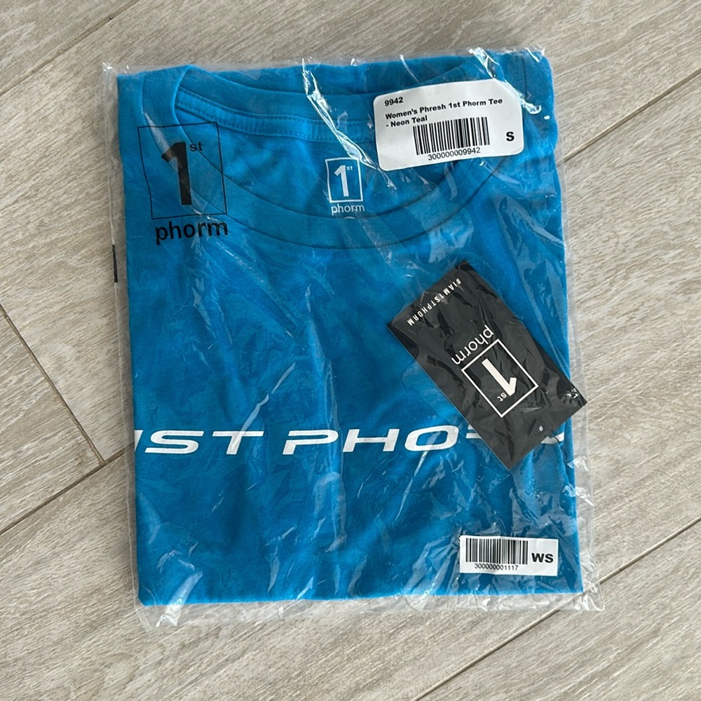 NEW women’s 1st Phorm tee size small